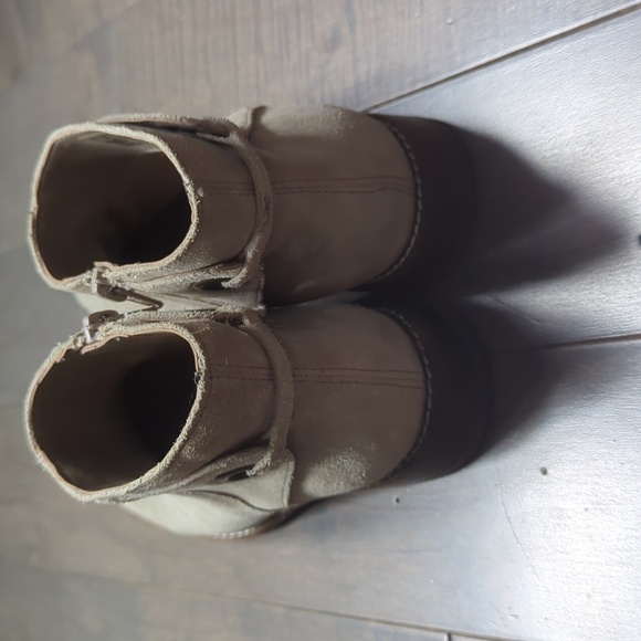 Clark's Women's Camzin Size 6.5 Ankle Boots - Picture 6 of 8